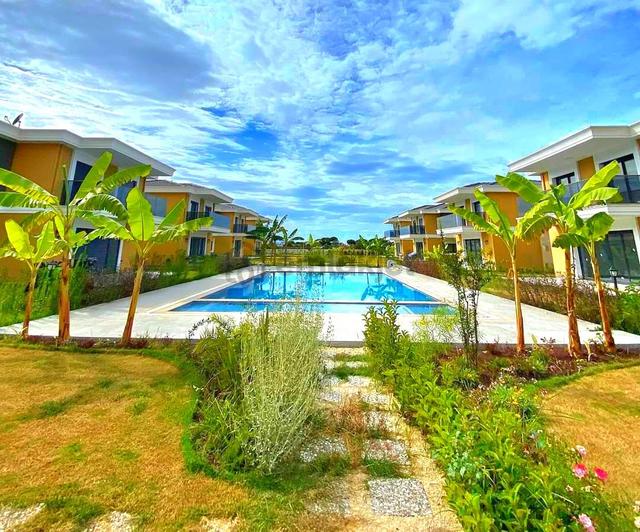 Kuşadasında Plaja Yakın Havuzlu Sitede Köşe Konumlu Tek Müstakil Sıfır Villa 4