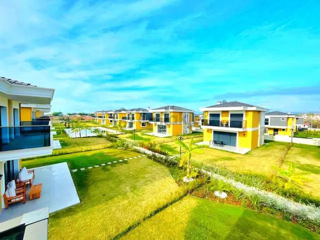 Kuşadasında Plaja Yakın Havuzlu Sitede Köşe Konumlu Tek Müstakil Sıfır Villa 3