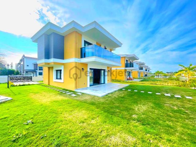 Kuşadasında Plaja Yakın Havuzlu Sitede Köşe Konumlu Tek Müstakil Sıfır Villa Kuşadasında Plaja Yakın Havuzlu Sitede Köşe Konumlu Tek Müstakil Sıfır Villa