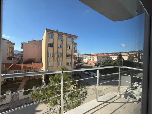 Eceabat’ta Boğaz Manzaralı Bakımlı Kaloriferli 2+1 Kiralık Daire 3