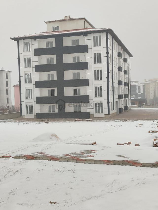 Toros Mahallesinde Satılık Sıfır Bina Kapalı Garajlı