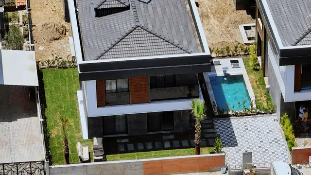 Kuşadası'karaova Mevkiinde Satılık Tek Müstakil 4 + 1 Villa 1