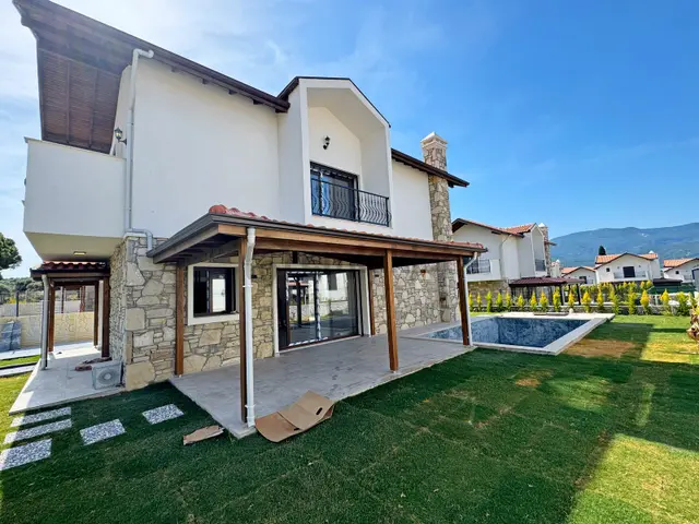Müstakil Özel Havuzlu Geniş Bahçeli 3+1 Lüks Villa 2