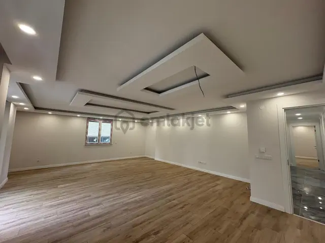 Kartal Uğurmumcu'da Emsalsiz Genişlik'de Satılık 3+1 Daire 3