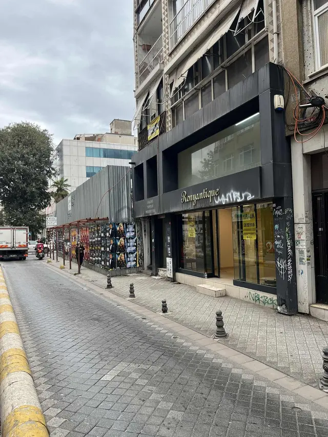 Hasırcıbaşı Caddesinde Vitrin Değeri Yüksek 325 M² Mağaza 2