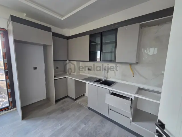 Karınca'dan Eski Mezitli'de Havuzlu İskanlı Ara Kat 2+1 Satılık! 2