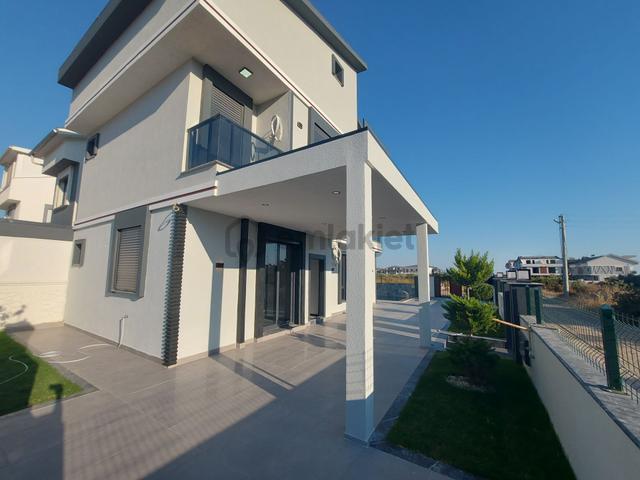 Müstakil Havuzlu Bahçeli Otoparklı Ebeveyn Banyolu Satılık Villa 4