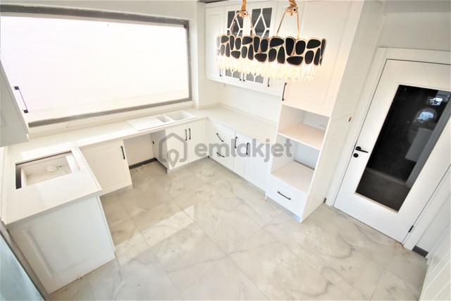 Aygülden Edremit'de Site İçi Ayrı Mutfak Ebeveyn Banyolu Havuzlu 4+1 Bağımsız Satılık Müstakil Villa 5