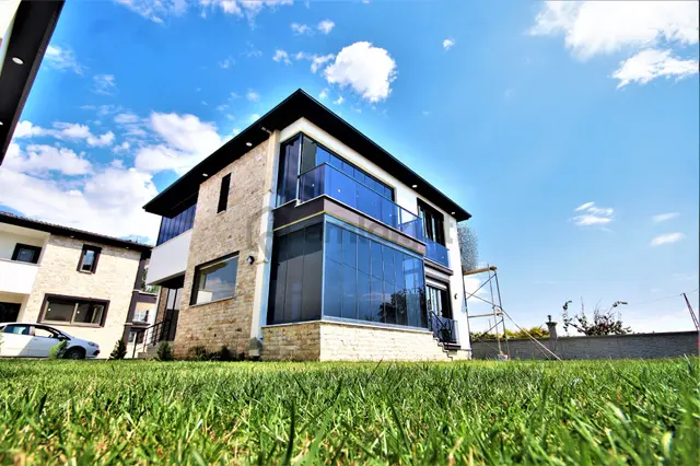 Aygülden Edremit'de Site İçi Ayrı Mutfak Ebeveyn Banyolu Havuzlu 4+1 Bağımsız Satılık Müstakil Villa 1