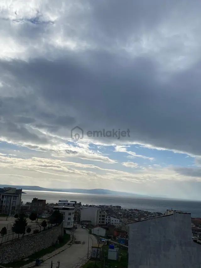 Erdek Atatürk Mahallesi'nde Full Deniz Manzaralı 2+1 Satılık 1