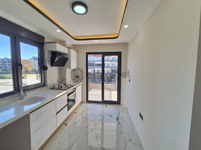 Akçay Artı Emlak'tan Altınkum'da Ebeveyn Banyolu 2+1 Lüks Daire