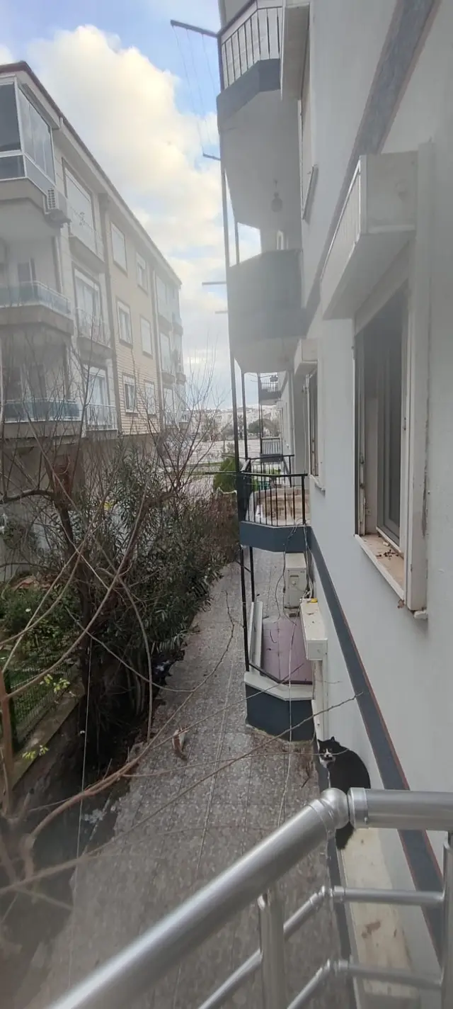 🏡 Ayvalık Sarımsaklı’da Merkezi Konumda, Zemin Üstü 1. Kat, Aydınlık Ve Balkonlu Daire 3