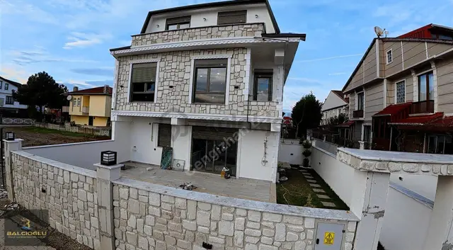 Balcıoğlundan Muhtsem Konumda Havuzlu-havuzsz Genş Bahçeli Villa 1