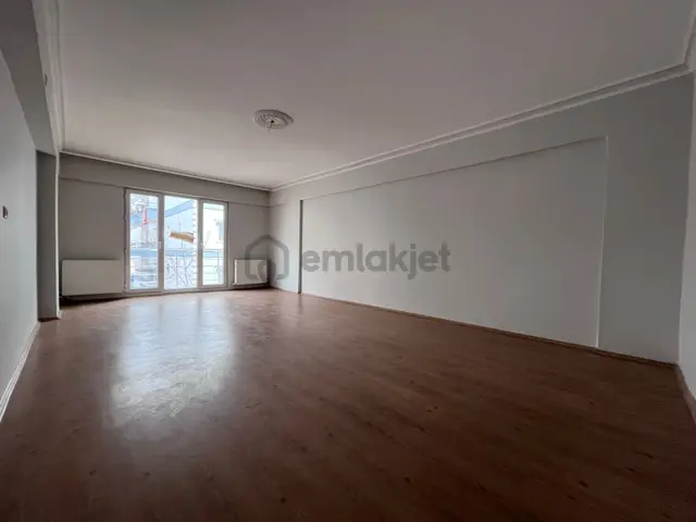Sincan Mareşal Ç. Mah'de 140m² Asansörlü 1.ara Kat E.banyolu 12 Yıllık Satılık Daire Sincan Mareşal Ç. Mah'de 140m² Asansörlü 1.ara Kat E.banyolu 12 Yıllık Satılık Daire