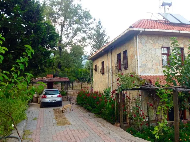 Kemer Beycik'te Geniş Arsa Alanına Sahip Satılık Villa 3