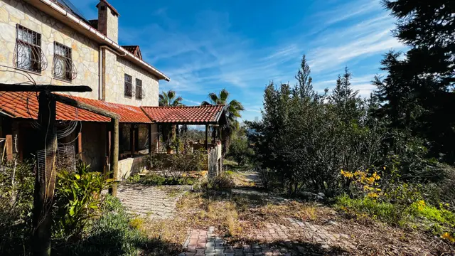 Kemer Beycik'te Geniş Arsa Alanına Sahip Satılık Villa 2