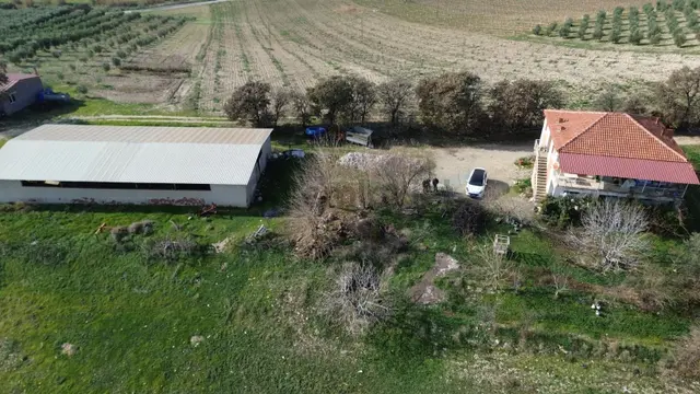 Satılık Adalada 42 Dönüm Bağ İçinde 2 Katlı Ev Ve 400 M2 Depo 2