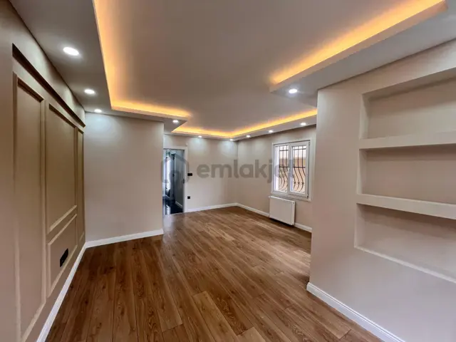 Kaçmaz'dan Küçükyalı Mektep Caddesinde Ön Cephe Lüks Ferah 2+1 3