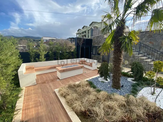 Gümüştepe'de Muhteşem Manzaralı 5+1 Triplex Villa 3