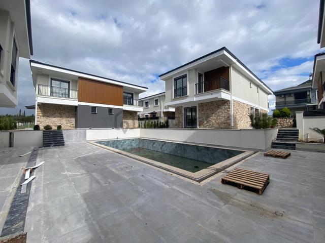 Hisar Mahallesinde Sıfır, Havuzlu, Site İçinde Satılık Villa 5