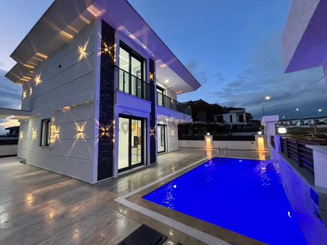 Efeler’de 300 M² Arsa İçinde Ultra Lüks 4+1 Özel Havuzlu Villa 2