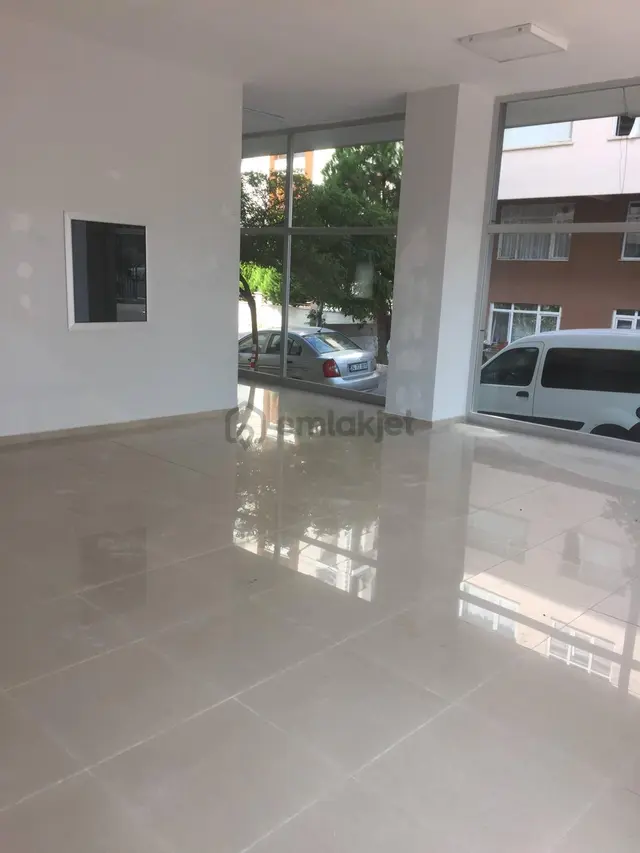 Maltepe'nin En İşlek Noktasında Köşe Başı Satılık Dükkan 2