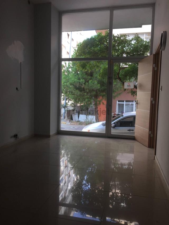 Maltepe'nin En İşlek Noktasında Köşe Başı Satılık Dükkan 5