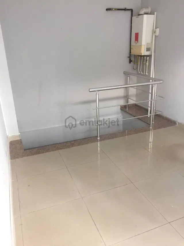 Maltepe'nin En İşlek Noktasında Köşe Başı Satılık Dükkan 3