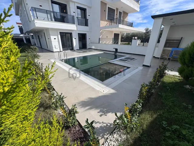 Aydın Didim Altınkum’da Lüks Ve Devasa Havuzlu Otoparklı 5+1 Villa 3
