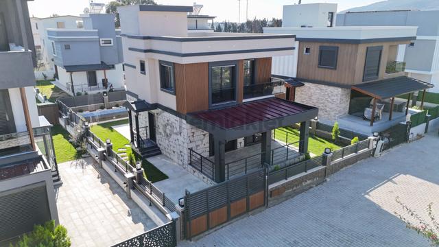İzmir Seferihisar Doğanbey'de Bağımsız Havuzlu Geniş Bahçeli Satılık 3+1 Villa 3
