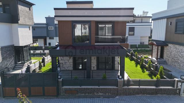 İzmir Seferihisar Doğanbey'de Bağımsız Havuzlu Geniş Bahçeli Satılık 3+1 Villa 4