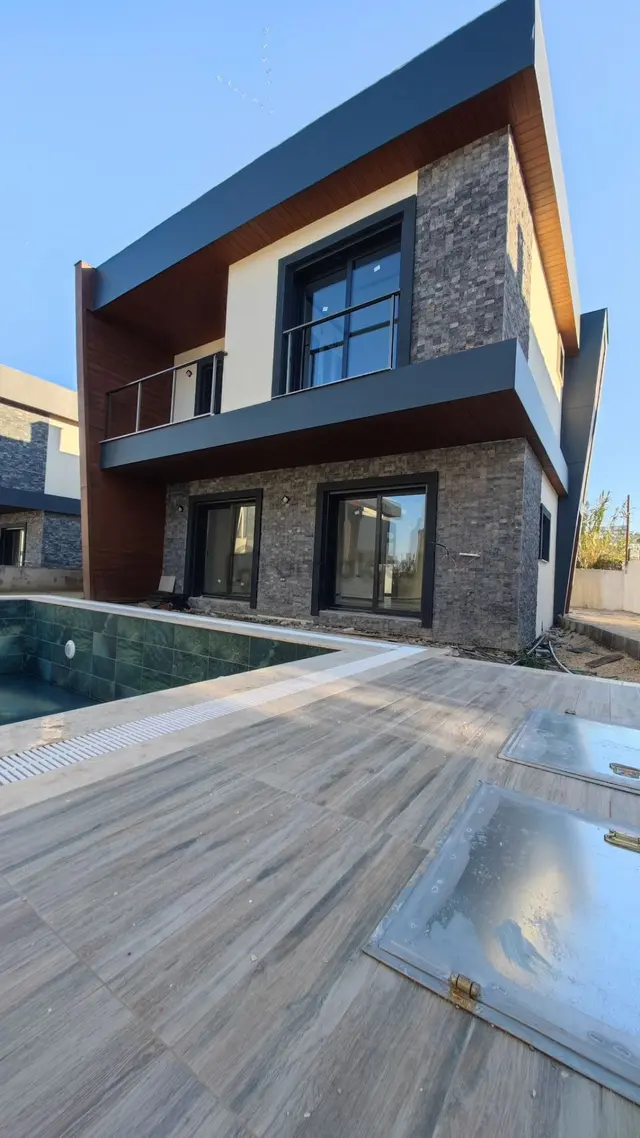Kuşadası Avmler Bölgesinde 4+1 350m2 Arsa İçinde Özel Havuzlu Satılık Villa 3