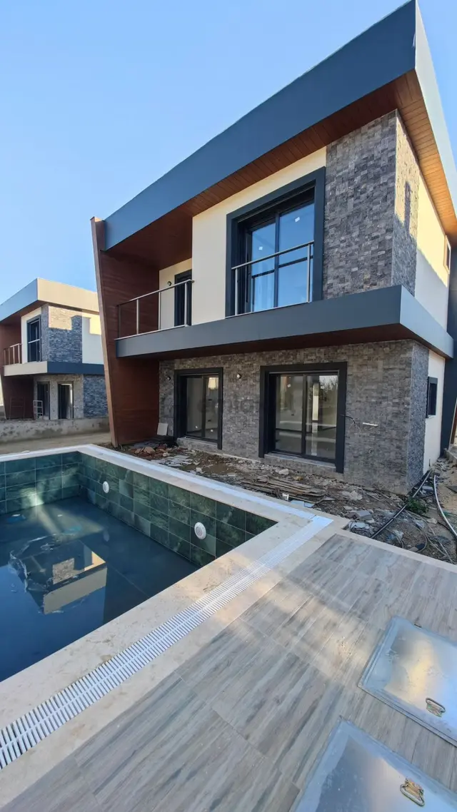 Kuşadası Avmler Bölgesinde 4+1 350m2 Arsa İçinde Özel Havuzlu Satılık Villa 2