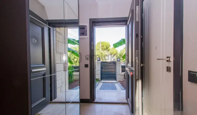 Uytundan İzmir Urla Çeşmealtı'nda Denize 50m Bahçeli 4+1 Triplex 5