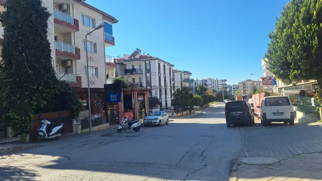 Kuşadası Ege Mahallesinde Satılık Bahçe Katı Geniş Daire 5