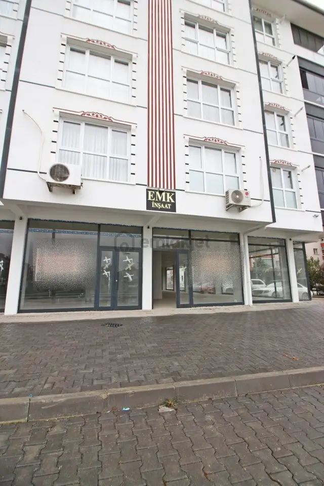 Gamze Emlak'tan Kıbrıs Caddesi'nde 320m² Köşe Başı Dükkan! 2