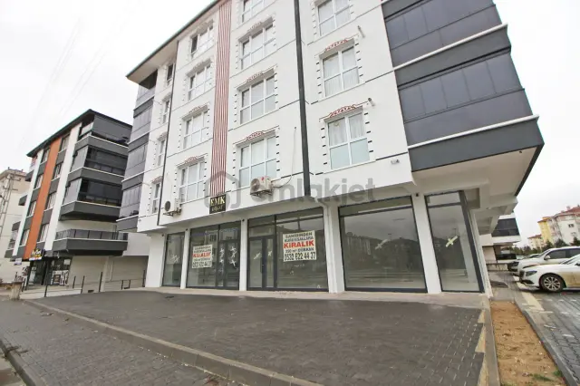 Gamze Emlak'tan Kıbrıs Caddesi'nde 320m² Köşe Başı Dükkan! 3