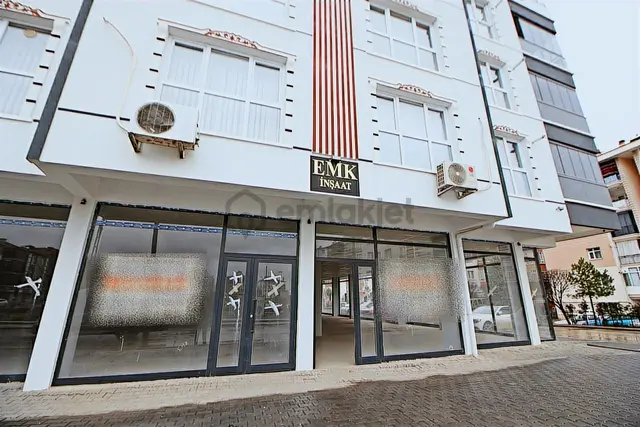 Gamze Emlak'tan Kıbrıs Caddesi'nde 320m² Köşe Başı Dükkan! 1