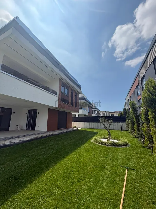 Kabaoğlunda Site İçinde 330m2 Bahçeli 360m2 Sıfır Tripleks Villa 2