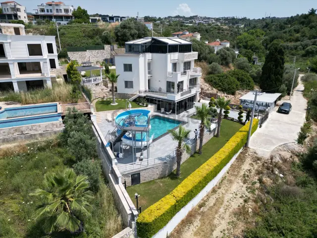 Kuşadasında Satılık Süper Lüks Eşyalı Tripleks Villa 2