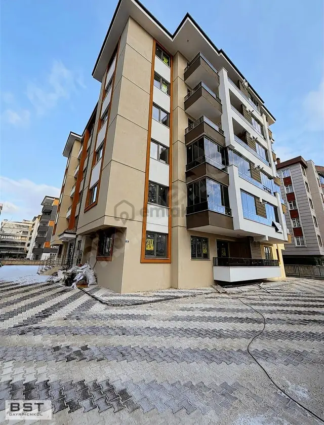 Erenler Mh Fetih Cd 100m Halı Saha Yanı 3 + 1 110 M2 Net 1