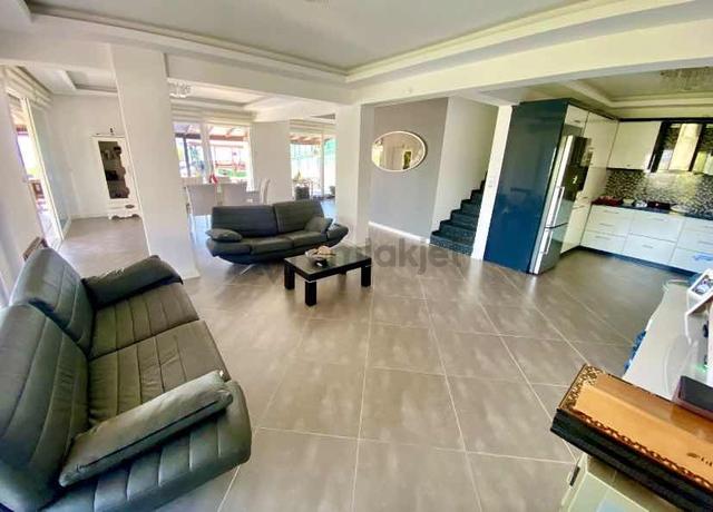 Kuşadası'nda Müstakil Havuzlu Deniz Manzaralı 5+1 Lüks Villa 5