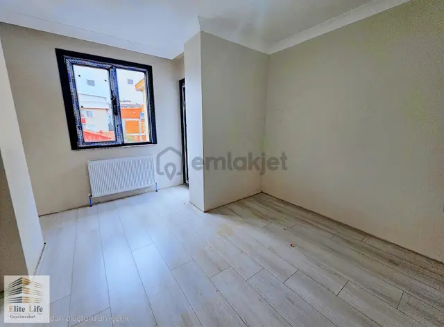 Sancaktepe'de Kapalı Otoparklı Çift Balkonlu 2+1 Ara Kat Daire 2