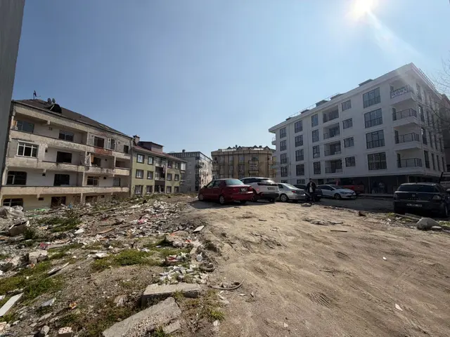 Güngören Merkez'de Site İçerisinde Kentsele Girmiş 2+1 Ara Kat 1