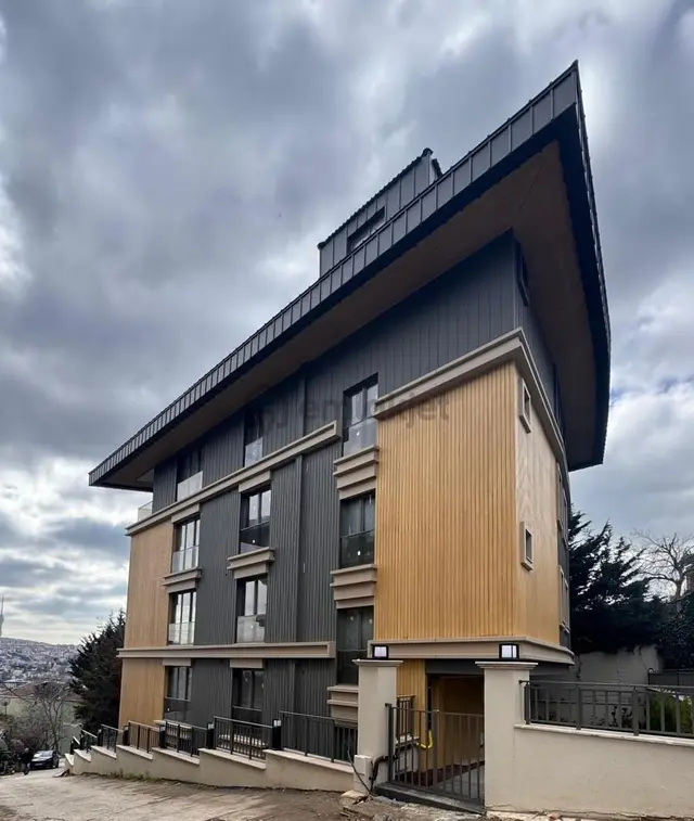 Remax Anı 'dan Çengelköy 'de Geniş Ve Ferah Satılık 3+1 Daire 1