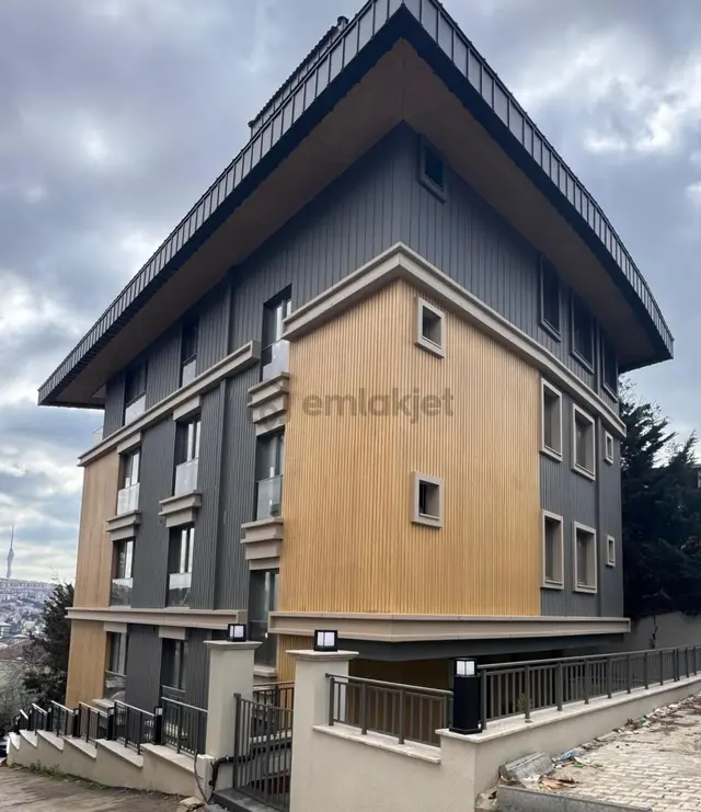 Remax Anı 'dan Çengelköy 'de Geniş Ve Ferah Satılık 3+1 Daire 2