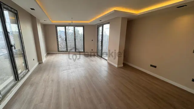 Remax Anı 'dan Çengelköy 'de Geniş Ve Ferah Satılık 4+1 Daire 2