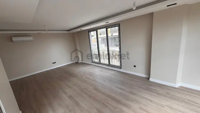 Remax Anı 'dan Çengelköy 'de Geniş Ve Ferah Satılık 4+1 Daire 3