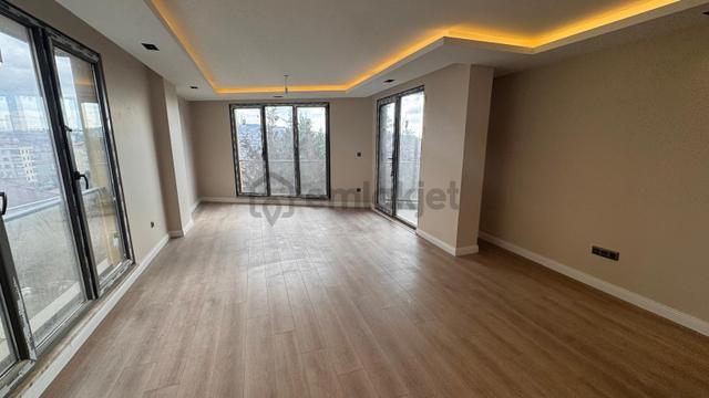 Remax Anı 'dan Çengelköy 'de Geniş Ve Ferah Satılık 4+1 Daire 5