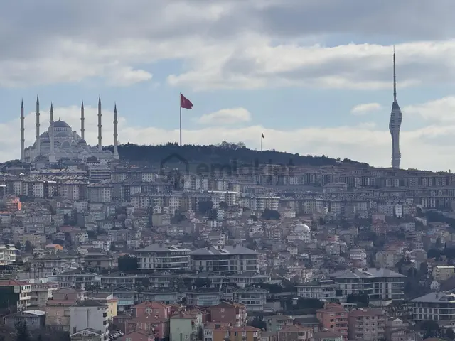 Remax Anı 'dan Çengelköy 'de Geniş Ve Ferah Satılık 4+1 Daire 1